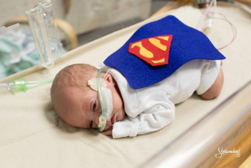 Болница облече бебенца като супергерои, за да им помогне да се борят за живота си СНИМКИ