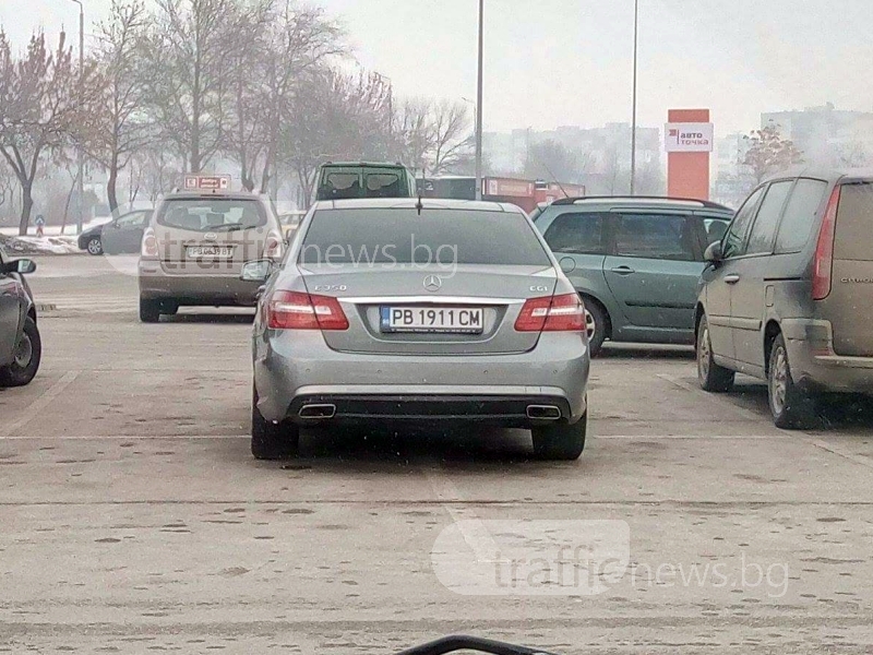 Шофьор на мерцедес с подвиг в Пловдив: Паркира на цели 4 места! СНИМКА