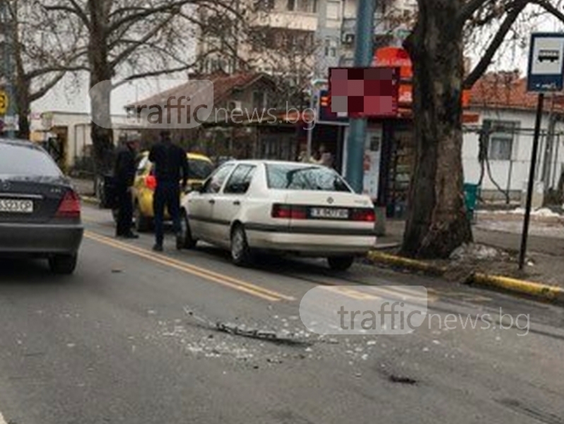 Фолскваген се заби в такси в Пловдив СНИМКИ