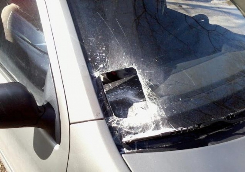 Разбиха волво и камион в Пловдив, за да изтръгнат винетките им