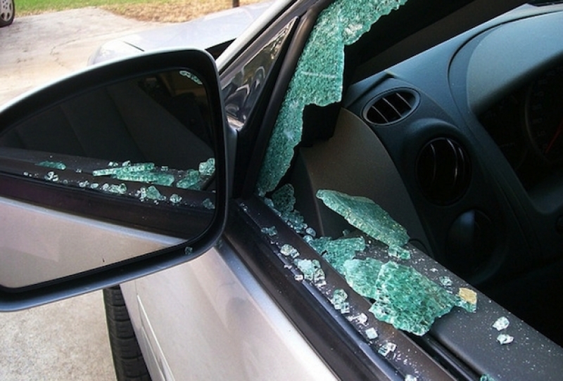 Дете разби стъклото на кола в Пловдив, открадна таблет и пари