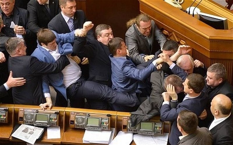 Бой и откъснат ръкав на сако при дебат в украинския парламент