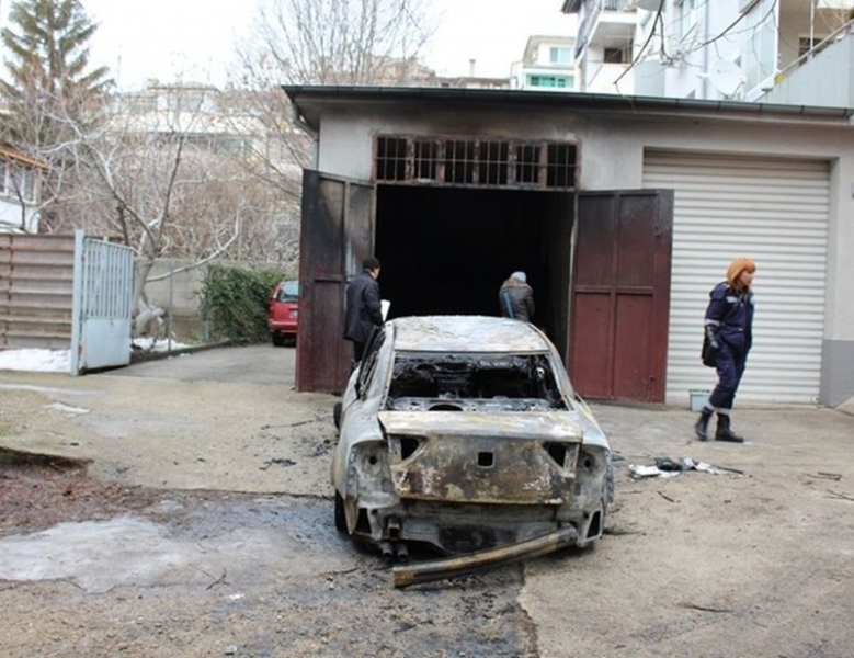 Жена подпали семейната кола, топлила котки с електрическо одеяло СНИМКА