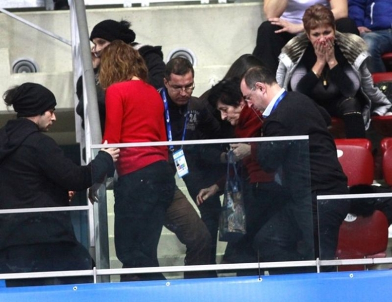 “Арена Армеец“ препълнена, жена припадна в очакване на Гришо СНИМКИ