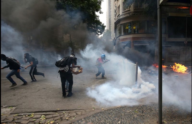 Кървави протести в Бразилия, над 100 загинаха в сблъсъци с армията ВИДЕО