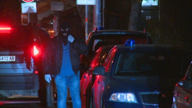 Заловиха двама дилъри под тепетата,  откриха в жилищата им марихуана и амфетамини