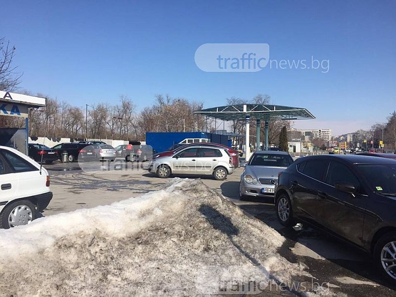 Опашки се вият пред автомивките в Пловдив! Чака се с часове СНИМКИ