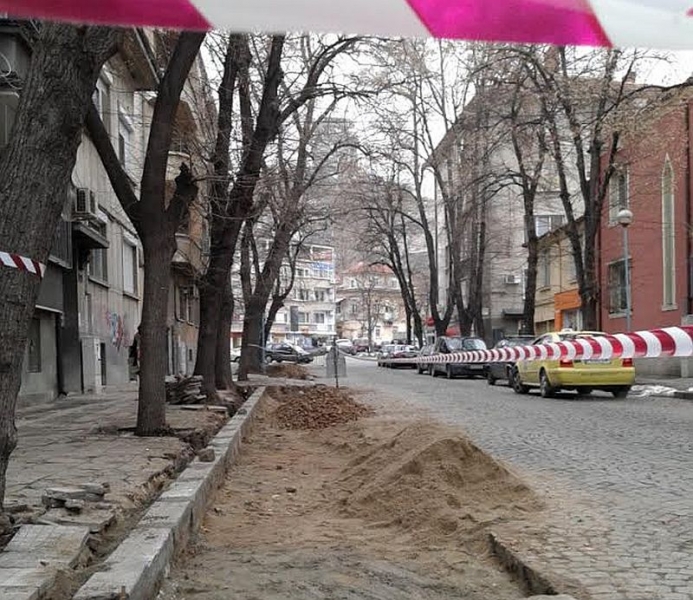 Изграждат паркинг в центъра на Пловдив, живеещите на улицата скочиха срещу него СНИМКИ