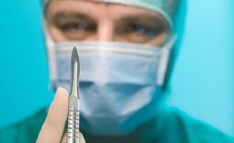 Хирург съди авиокомпания заради наранен пръст