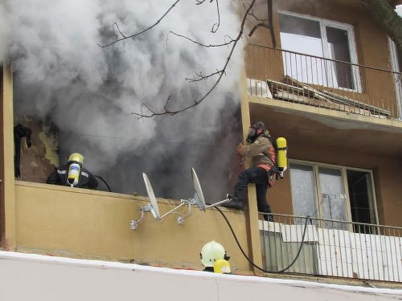 Три деца се спасиха от горящ апартамент