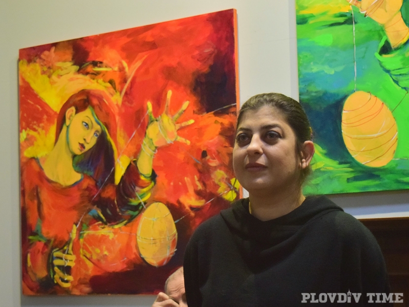 Пловдивска художничка преплита космически стихии и женски загадки в картините си