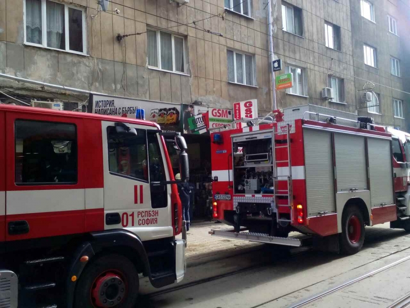 Пожар на пъпа на София! От покрива на постройка излиза дим СНИМКИ