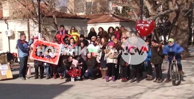 Асеновград се бори за Гинес с най-масовата снимка за Свети Валентин ВИДЕО