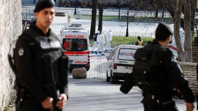 Турски бизнесмен уби жена си и отрови децата си с бонбони