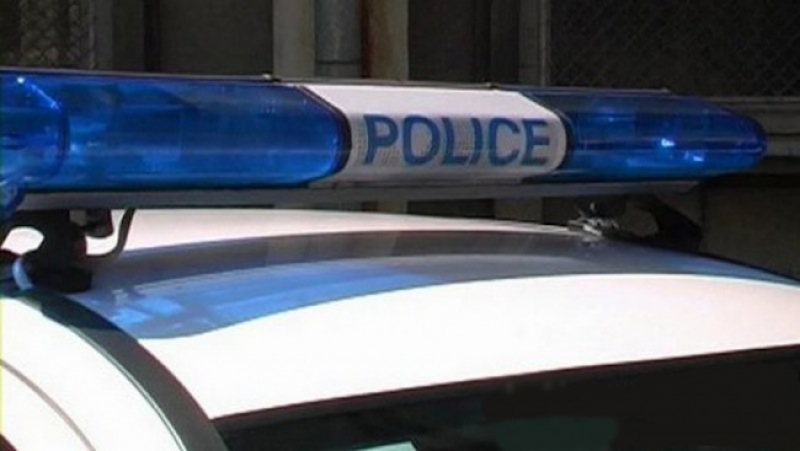 Дързък грабеж! Жена нападна старица пред дома й и откъсна обеца от ухото й