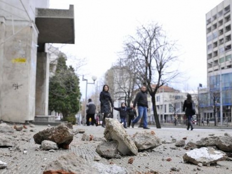 Мазилка падна до минаващи пешеходци в Пазарджик ВИДЕО