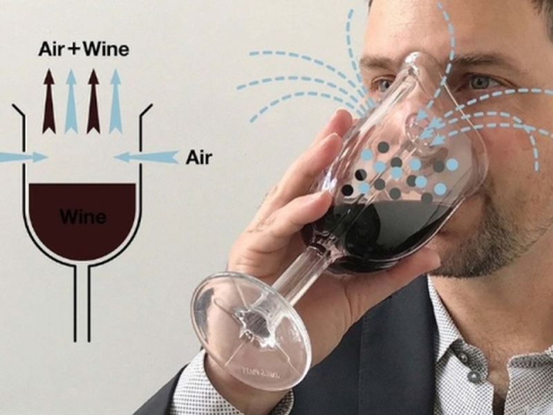 Зевзек измисли чаша за вино с форма на противогаз - за запазване на аромата