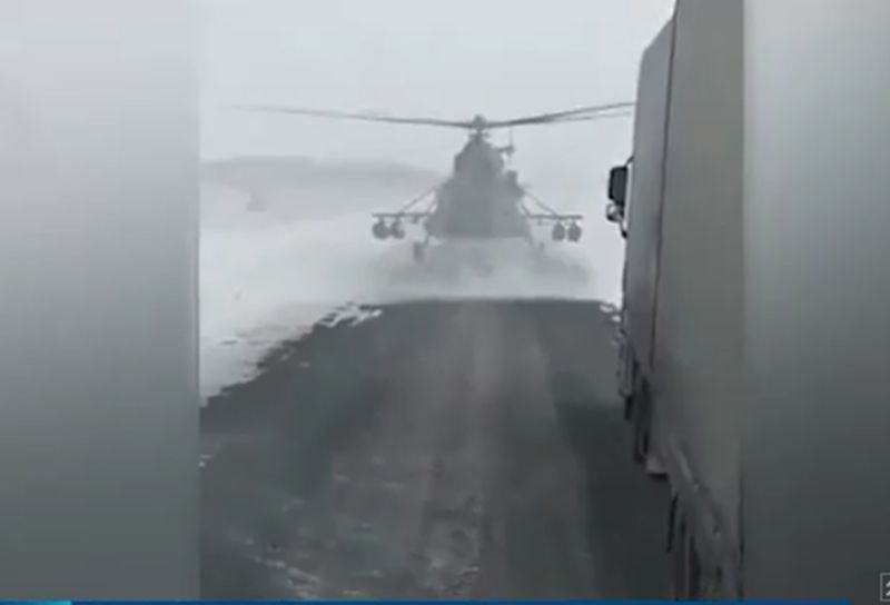 Военен пилот приземи хеликоптер на шосе, помоли да го упътят ВИДЕО