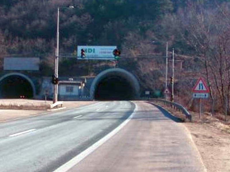 Нов инцидент при тунел! Падна светофар на автомагистрала
