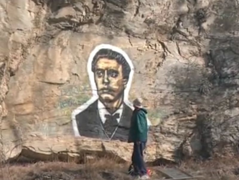 Пловдивски художник нарисува 3-метров портрет на Васил Левски на скалите ВИДЕО