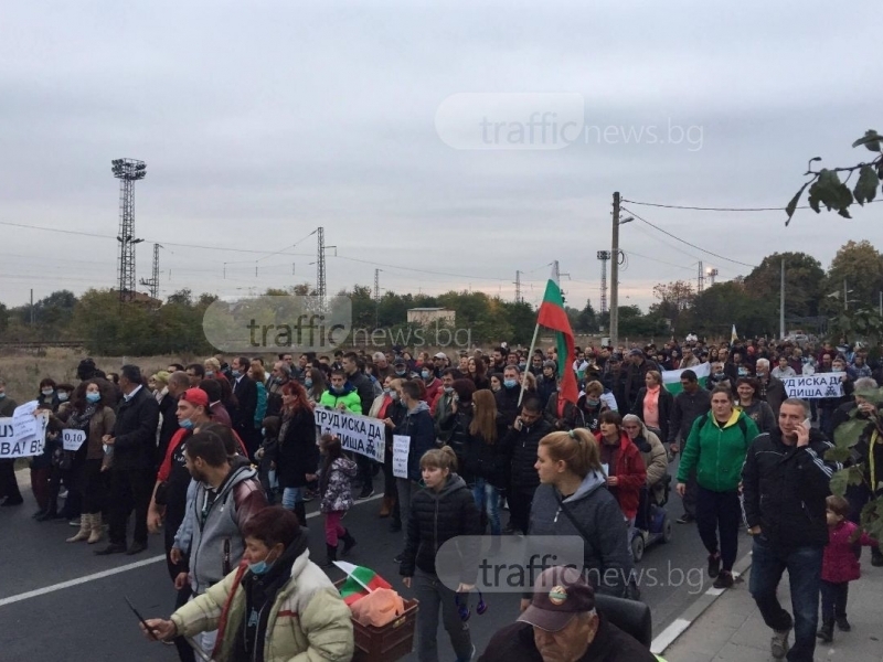 Жителите на Труд отново блокират Карловско шосе