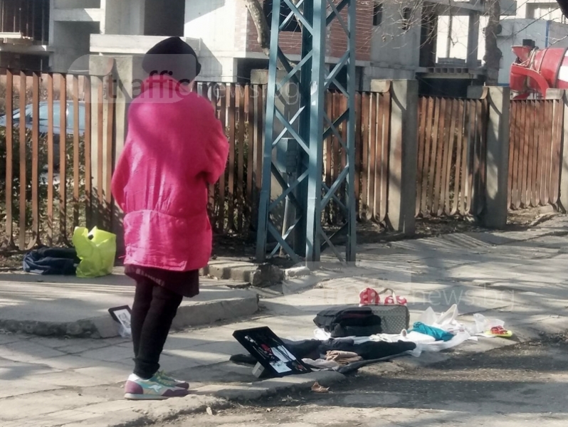 Борба за стотинки: Жена излезе на тротоар в Пловдив, за да продава вещите си СНИМКИ