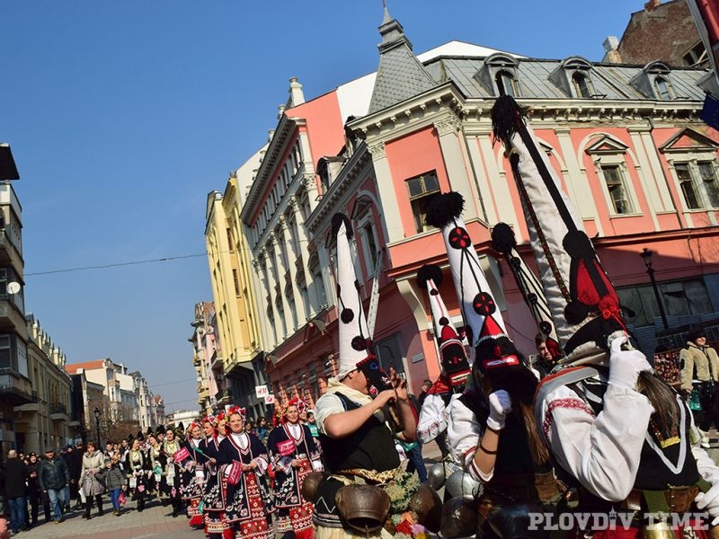 Кукерско шествие в центъра на Пловдив СНИМКИ