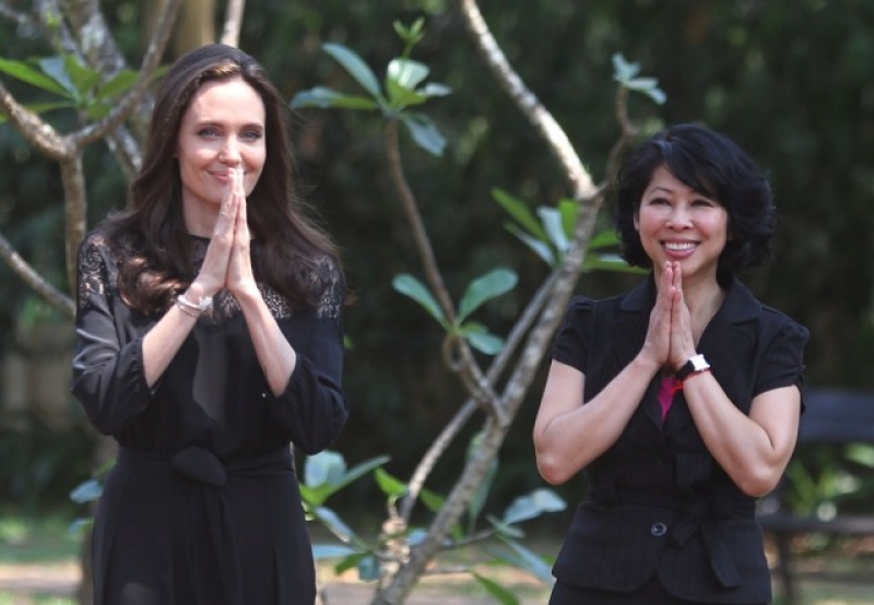 Джоли с нов филм, представи го в Камбоджа