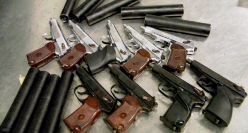 Пипнаха 67-годишен собственик на оръжеен магазин с... незаконни пушкала