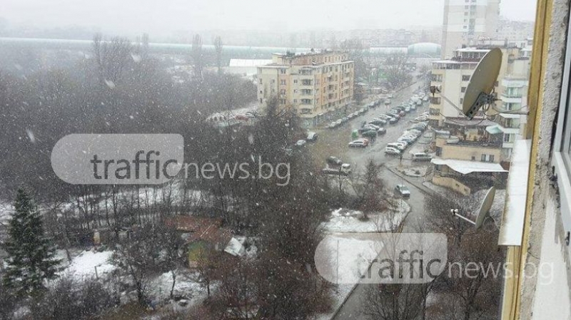 Вече половин час в София вали стабилно сняг, започна да трупа СНИМКИ