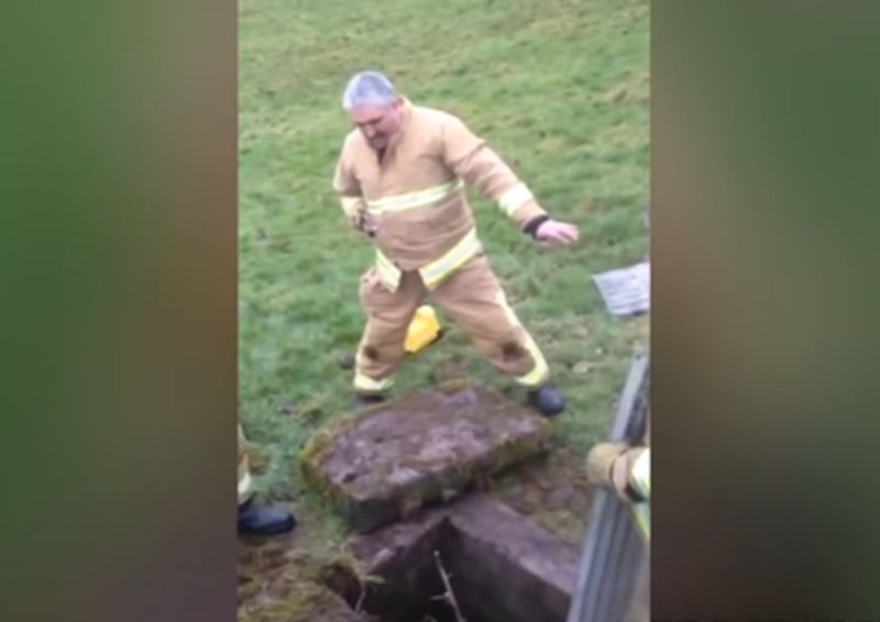 Пожарникар блее като овца, за да спаси паднало в шахта агънце ВИДЕО