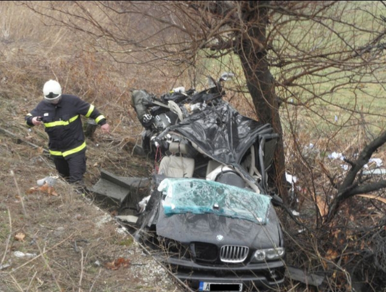 Джип се заби в дърво, жена загина намясто СНИМКИ