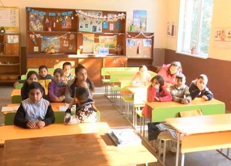 С желание всичко става: Млад учител накара децата да обикнат часовете ВИДЕО