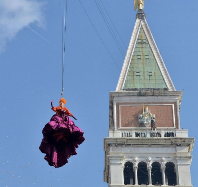 “Ангелският полет“ на карнавала във Венеция СНИМКИ