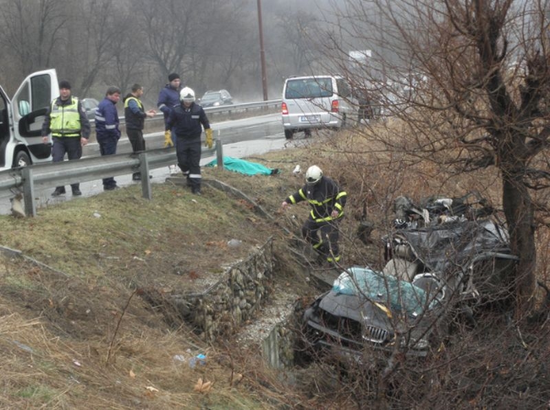Джипът, който се заби в дърво, се подхлъзнал в локва, шофьорът му е лекар