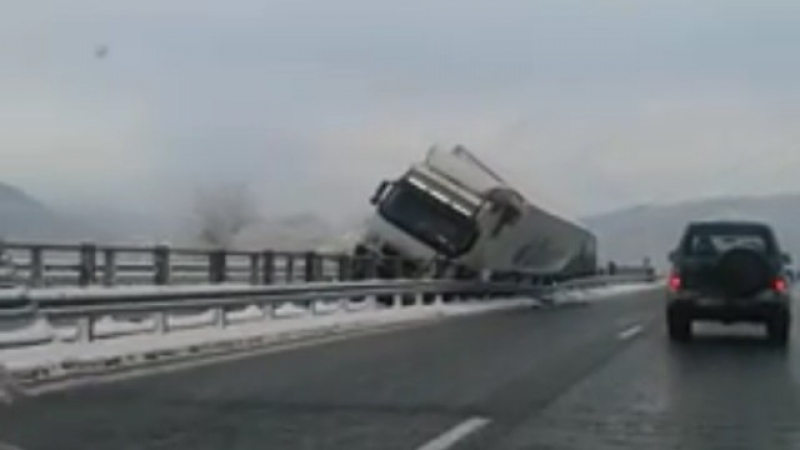 Тир се заклещи между двете платна на мост СНИМКА