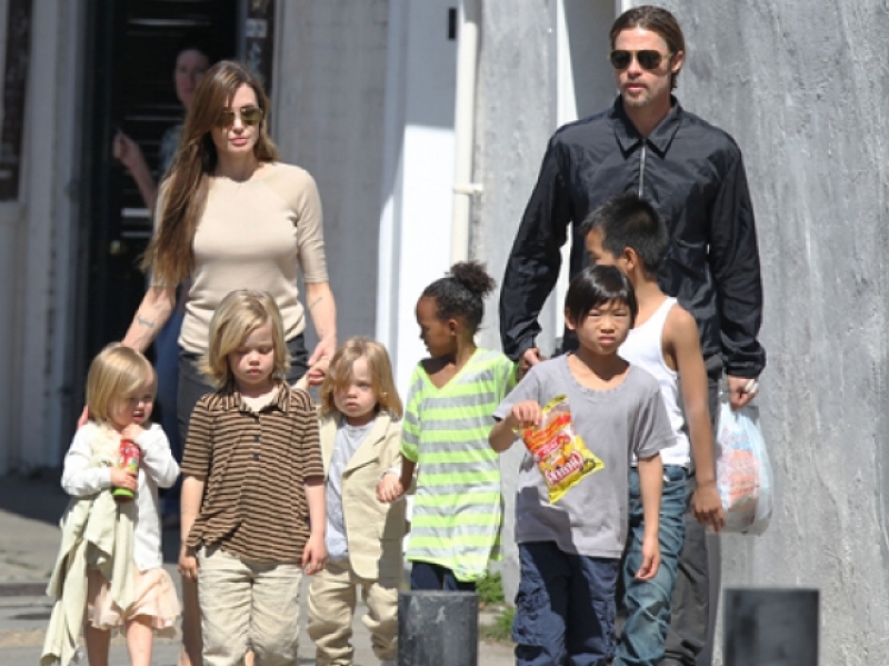 Джоли се разплака в ефир: С Брад Пит винаги ще бъдем семейство