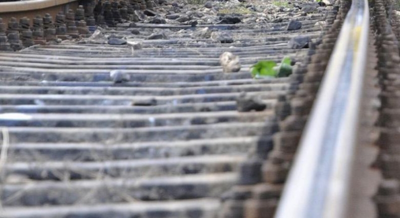 Жена легна на релсите и влак я прегази