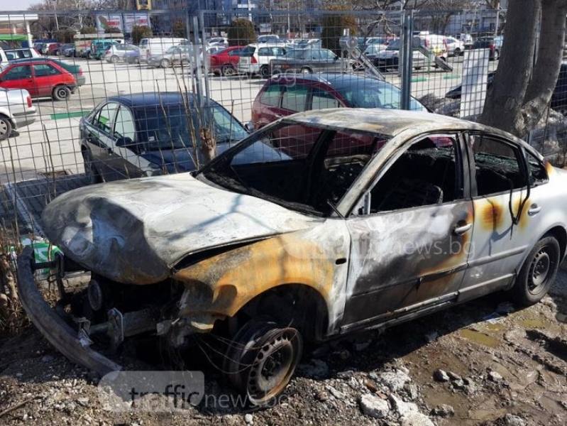 Пловдивчанин катастрофира, после избяга и подпали колата си