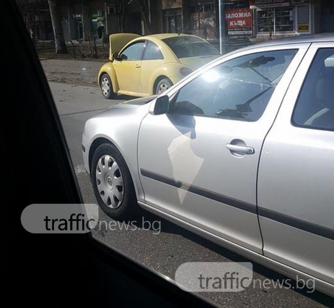 Пловдивчани си ремонтират колите на оживен булевард, и то на... светофар СНИМКИ