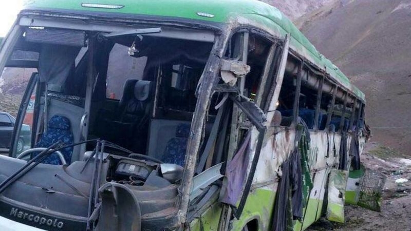 8 души загинаха при сблъсък на два автобуса СНИМКИ