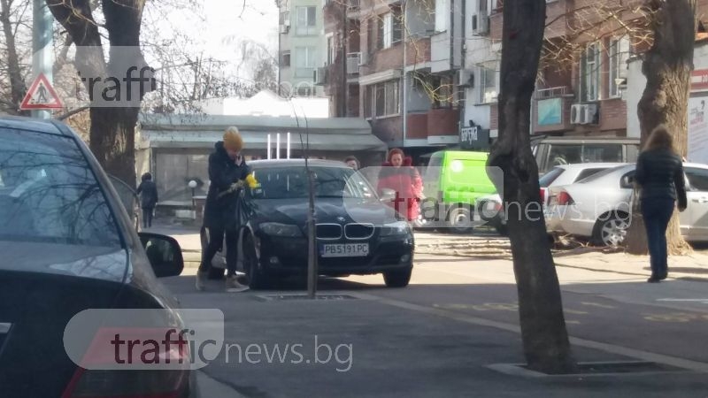 Руса мадама с БМВ завзе тротоар и велоалея в центъра на Пловдив, опел я последва СНИМКИ