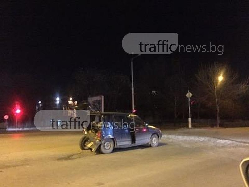 Джип и кола се удариха до Ескалибур, колата е оставена в средата на кръстовището СНИМКИ