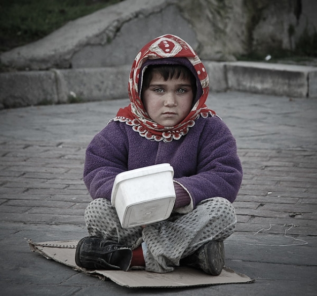 Отвличат красиви деца със светли очи, за да просят в чужбина