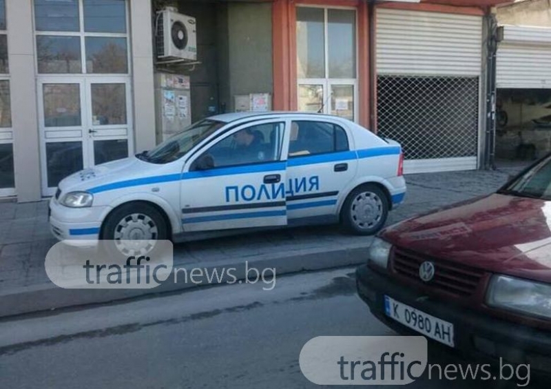 Пловдивско ченге метна служебната кола на тротоар. Защо ли... СНИМКИ