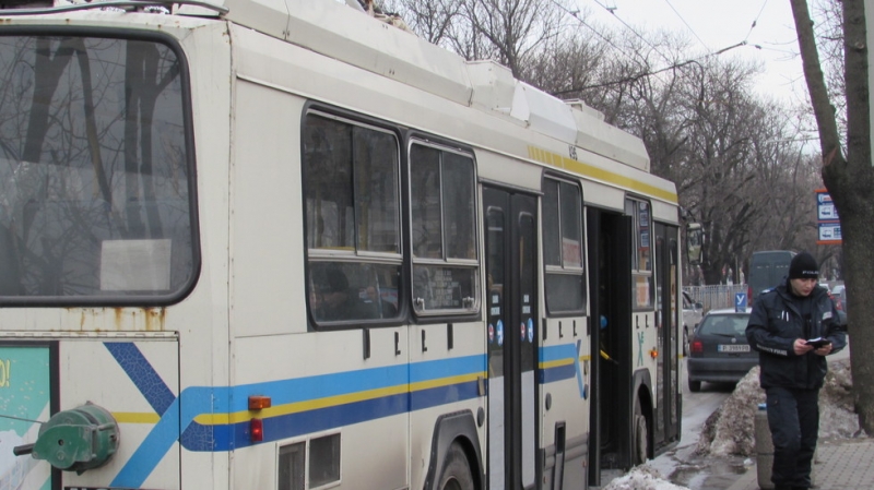 Младеж получил гърч, докато пътува в тролей