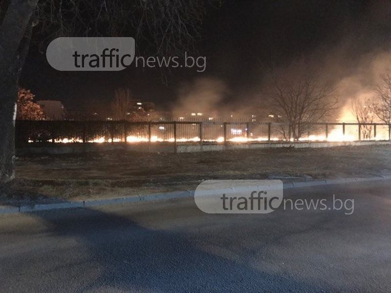 Голям пожар в Кючука, две пожарни гасят огъня СНИМКИ и ВИДЕО