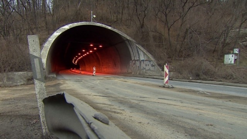 Затвориха магистрала за проверки на опасни тунели