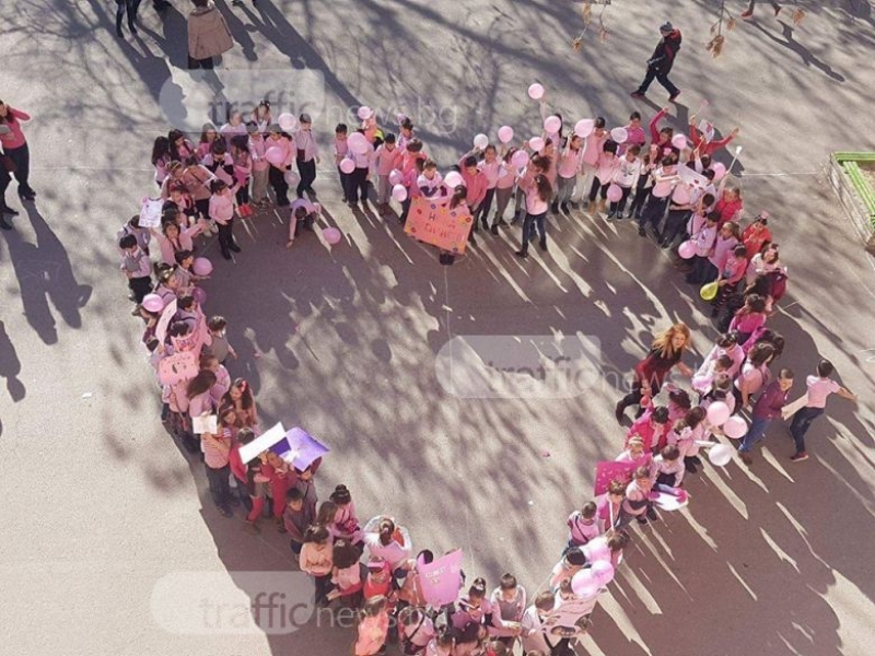 Ученици с розови фланелки изпълниха пловдивско школо СНИМКИ+ВИДЕО