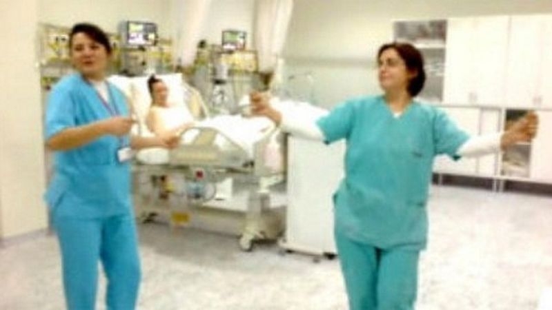 Медицински сестри въртят кючеци в интензивното ВИДЕО